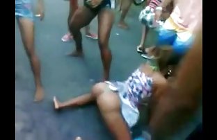 порно видео Латина Милф любит разглядывать ее задницу